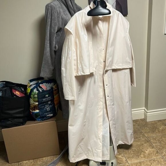 Cream Trench Coat with Classic Collar and Oversized Fit - Picture 11 of 16